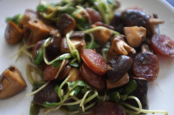 Close up view, Gebakken Zonnebloem Sprout en Chinese worst met Oestersaus - gezonde voedselstijl - Foto, afbeelding