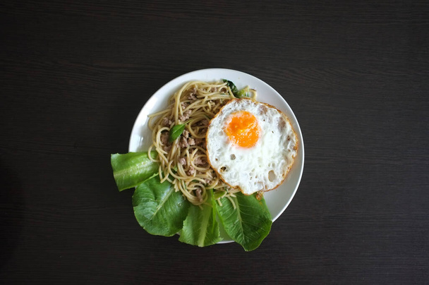 Tayland Fesleğenli kızarmış spagetti, kızarmış yumurta ve Tayland usulü baharatlı sos. - Fotoğraf, Görsel