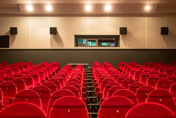 Cine vacío con filas de asientos rojo-negros. Asientos de sala de cine rojo vacíos, sillas. Perspectiva 08.03.2019 Brovary, Ucrania - Foto, Imagen