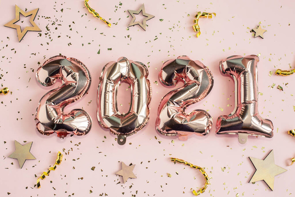 Ano Novo e Natal 2021 conceito de celebração. Balões de alumínio - Foto, Imagem