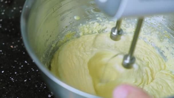 El chef está mezclando ingredientes cocinando para hornear pastel con mantequilla de huevo de harina y azúcar en el tazón de la máquina mezcladora. Preparación de postre de comida dulce en la cocina  - Metraje, vídeo