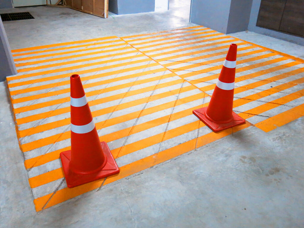traffic warning cones in row to separate route in parking area. - Foto, Imagen