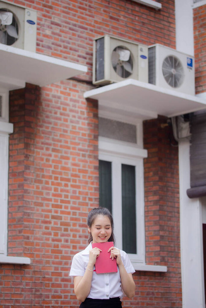 Тай взрослый студенческий университет униформа красивая девушка расслабиться и улыбаться - Фото, изображение
