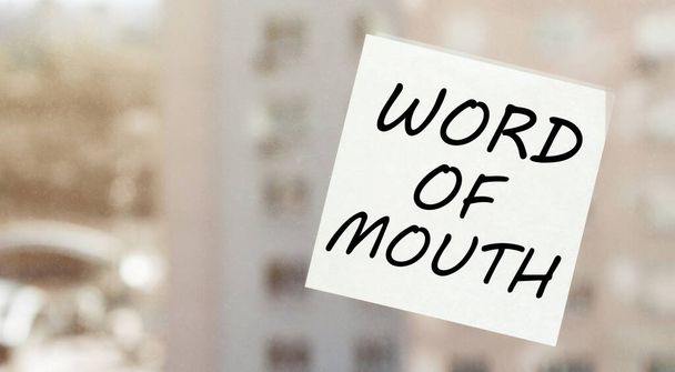 biały papier z tekstem Word Of Mouth na oknie - Zdjęcie, obraz