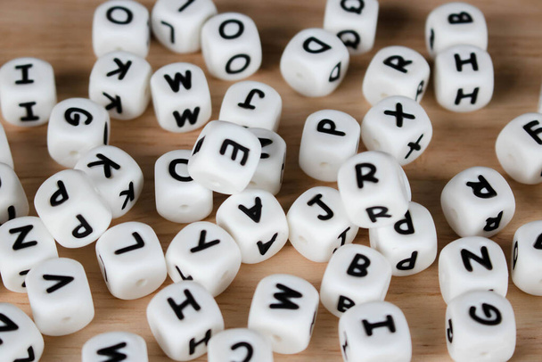Texte dés cube concept / Lettre dés alphabet sur fond bois. Bloc d'alphabet cloué au sol. - Photo, image