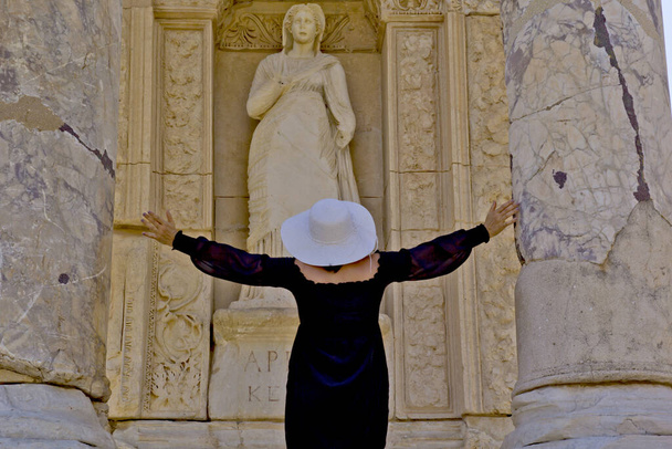 Efes antik şehrinde siyah elbiseli güzel bir kadın. - Fotoğraf, Görsel
