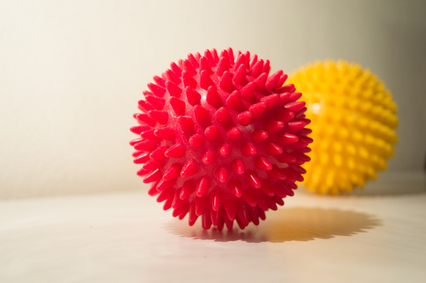 Bolas de masaje rojas y amarillas
 - Foto, imagen