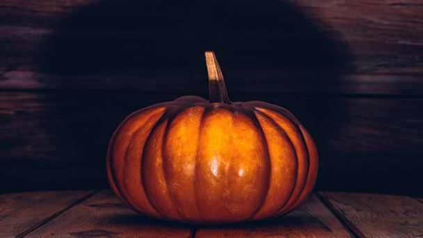 Halloween pumpkin on wooden floor - Foto, afbeelding