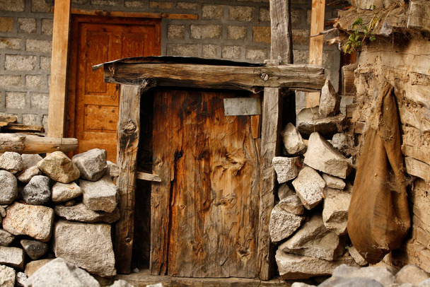 Eski tahta kapı, Chitkul, Himachal Pradesh, Hindistan  - Fotoğraf, Görsel