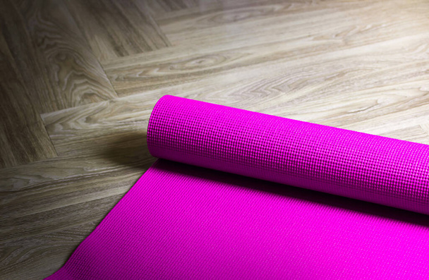 Esterilla de yoga púrpura sobre fondo de madera, Copiar espacio - Foto, Imagen