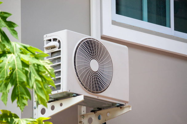 Compresor de aire acondicionado unidad exterior instalada fuera de la casa - Foto, Imagen