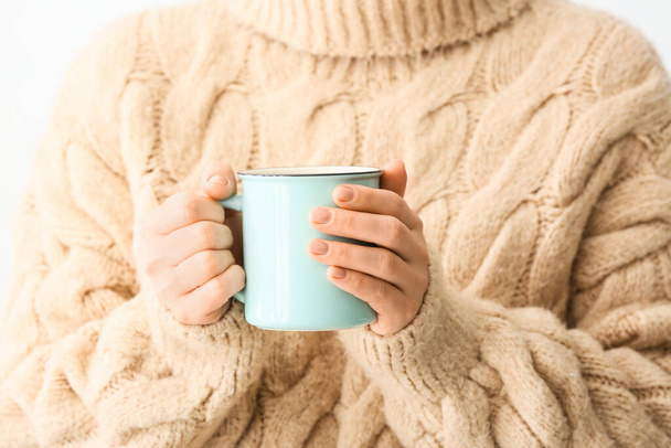 自宅で熱いお茶のカップを持つ女性,クローズアップ - 写真・画像