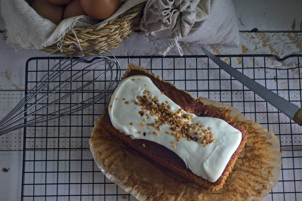 φρεσκοψημένο κέικ καρότου και ψύξη σε μεταλλική σχάρα - Φωτογραφία, εικόνα