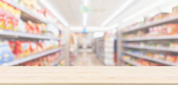 Leeg houten tafelblad met supermarktkruidenierswinkel wazig gedecentreerde achtergrond met bokeh licht voor montage product display - Foto, afbeelding