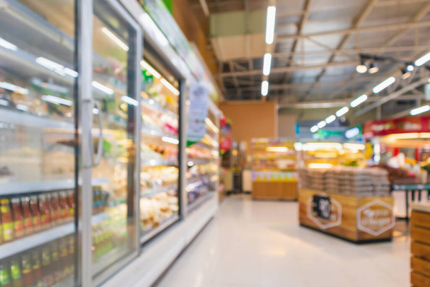 Supermarktgangpad met commerciële koelkasten diepvries met diepvriesproducten abstracte wazige achtergrond - Foto, afbeelding
