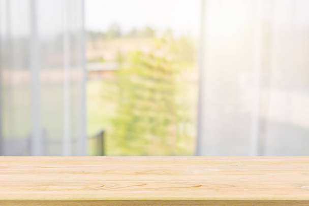 Порожня дерев'яна стільниця з віконною завісою абстрактний розмитий фон для відображення продукту
 - Фото, зображення