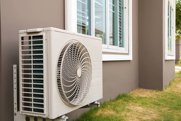 Compresor de aire acondicionado unidad exterior instalada fuera de la casa - Foto, imagen