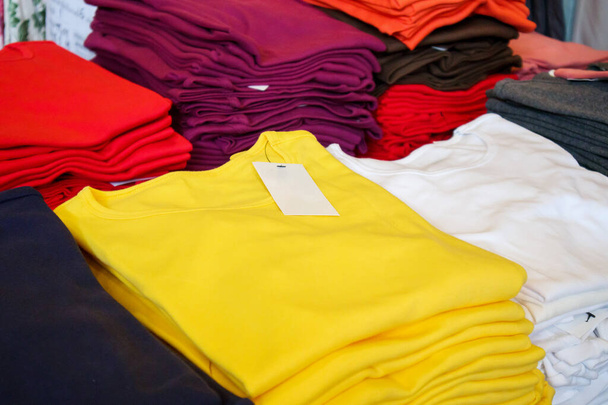 Чистые белые бирки на новой рубашке в магазине - Фото, изображение