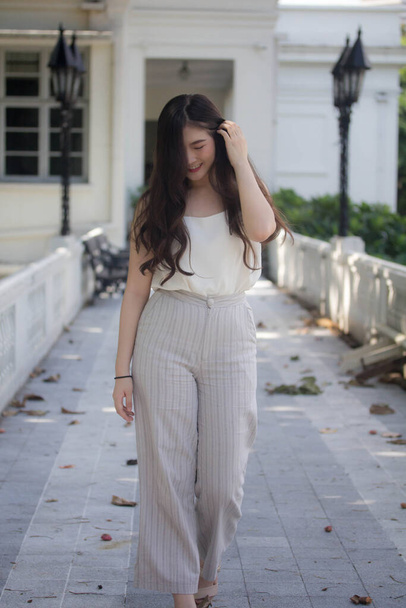 retrato de tailandés china adulto oficina chica blanca camisa relajarse y sonreír - Foto, imagen