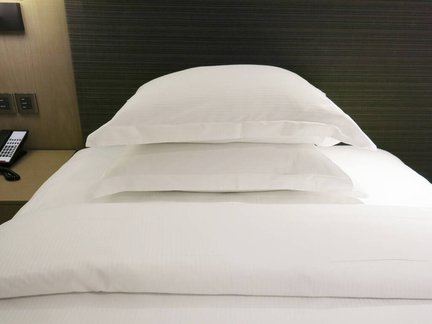 close-up view of cozy pillows in modern hotel room - Zdjęcie, obraz