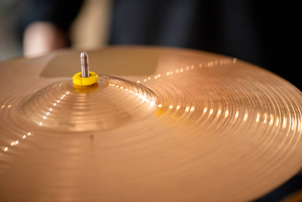 Runde goldene Farbe Becken als Teil des Drumsets von zeitgenössischen Schlagzeuger oder andere Art von Musiker und kann als Hintergrund verwendet werden - Foto, Bild
