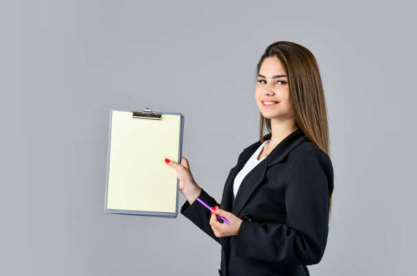 Femme en costume détenir des documents de dossier espace de copie, accueillant concept de travailleur administratif - Photo, image