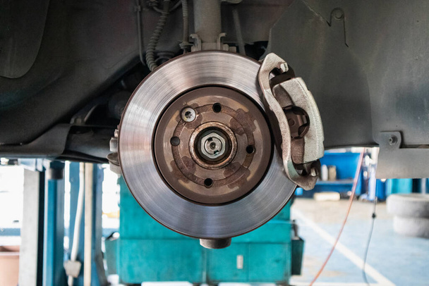 Fermez le frein à disque à l'atelier de service automobile - Photo, image