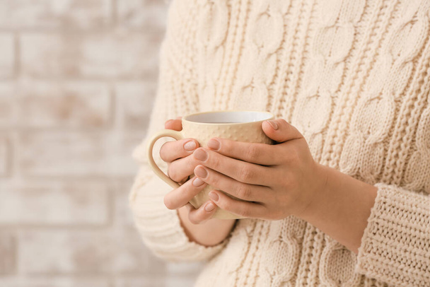 Femme avec une tasse de thé chaud à la maison, gros plan - Photo, image