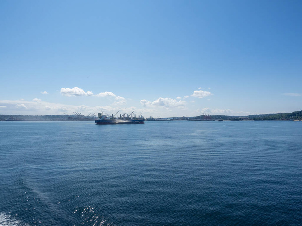 A balsa SeattleBainbridge é uma rota de ferry que atravessa o Puget Sound entre Seattle e Bainbridge Island, Washington. A rota foi chamada de balsa SeattleWinslow antes da cidade de Winslow anexar o resto da ilha e mudou seu nome.  - Foto, Imagem