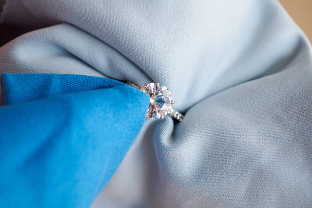 Juwelier Polieren und Reinigen von Schmuck Diamantring mit Mikrofasergewebe - Foto, Bild