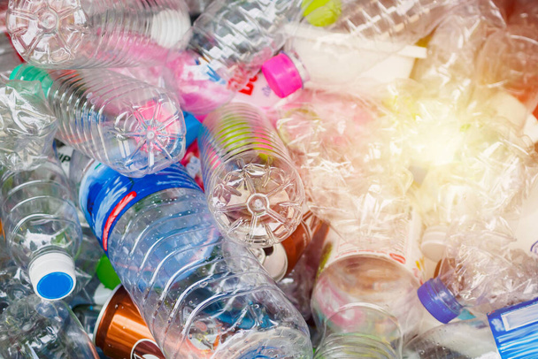 plastikowe butelki w śmietniku recyklingu zamknąć - Zdjęcie, obraz