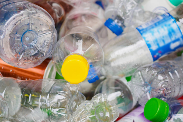botellas de plástico en la estación de reciclaje de basura de cerca - Foto, Imagen