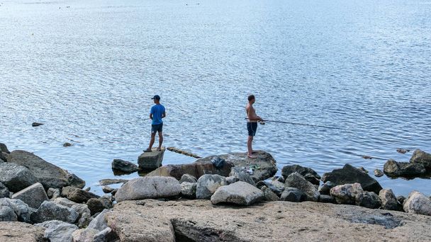 Sudak, Krím - 2018. szeptember 5.: Reggeli horgászat egy betonmólón. Fekete-tenger, Kapsel Bay. - Fotó, kép