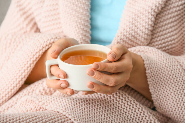 Mujer con taza de té caliente en casa, primer plano - Foto, imagen