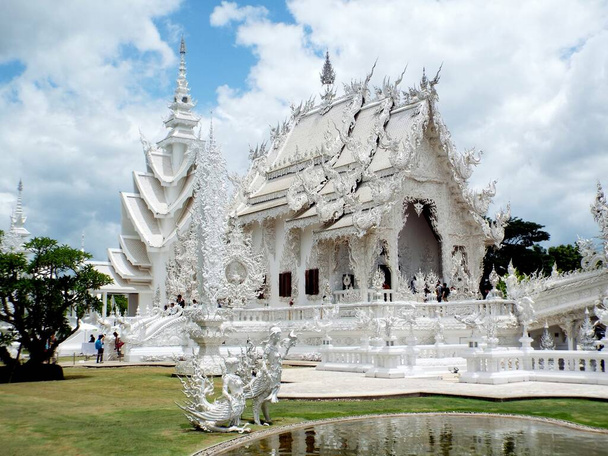 Chiang Rai. Tailandia, 17 de junio de 2017: Wat Rong Khun. Vista general del espectacular Templo Blanco en Chiang Rai, Tailandia. Diseñado por Don Chalermchai Kositpipat - Foto, Imagen