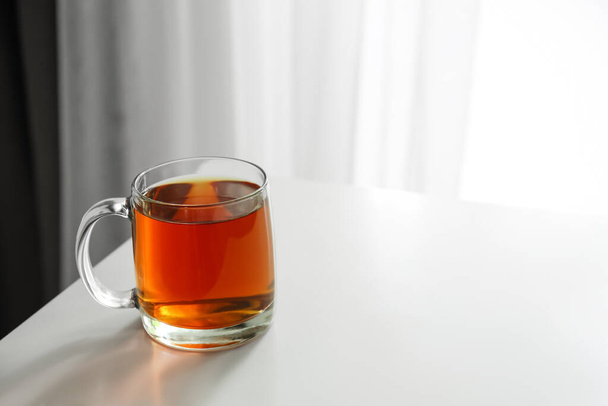 Cup of hot tea on table - Valokuva, kuva
