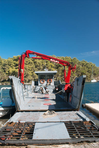 Barco de ferry-boat na Grécia ligando as ilhas ao continente
 - Foto, Imagem