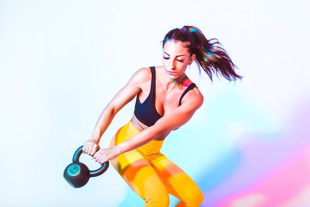 Frauentraining mit Kurzhanteln im Fitnessstudio - Foto, Bild