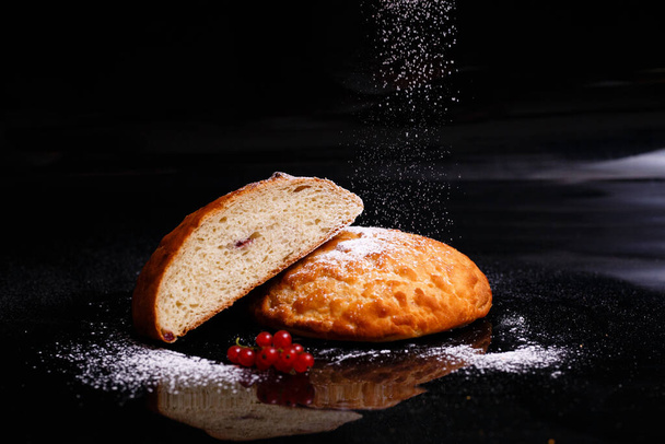 Gâteau sucré en forme de pain rond avec remplissage. Photo dans la section. - Photo, image