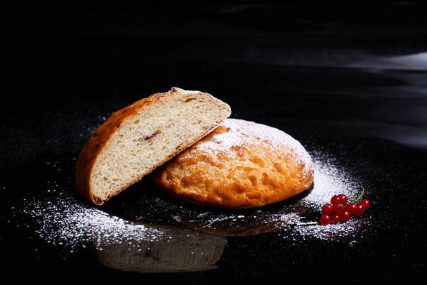 Édes sütemény kerek kenyér alakú töltelékkel. Fénykép a szakaszban. - Fotó, kép
