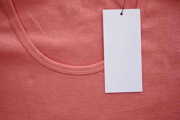 étiquette de vêtements blancs vierges étiquette sur la nouvelle chemise - Photo, image