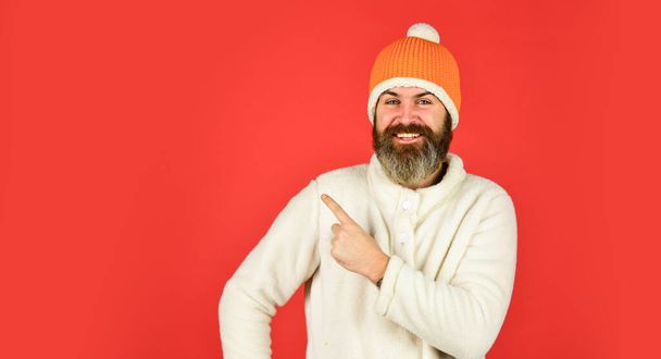 Look at this. mature man posing with funny outfit. man beard in winter hat. portrait of trendy guy wearing hat. Male winter style. Modern winter knitted hat. Funky happy bearded man. copy space - Foto, imagen