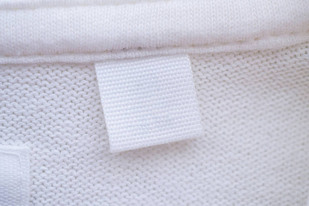 Étiquette blanche vierge sur fond de chemise neuve - Photo, image