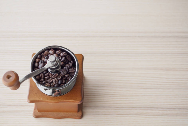Molinillo de café manual vintage con granos de café tostados - Foto, imagen