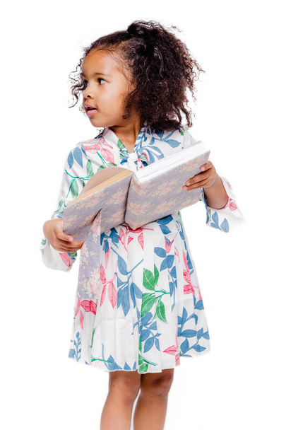Pieni söpö muodikas afrikkalainen amerikkalainen tyttö valkoinen kukka mekko tilalla muistikirja - Valokuva, kuva