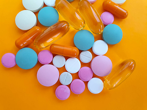 vitamin pill on a colored background - Fotoğraf, Görsel