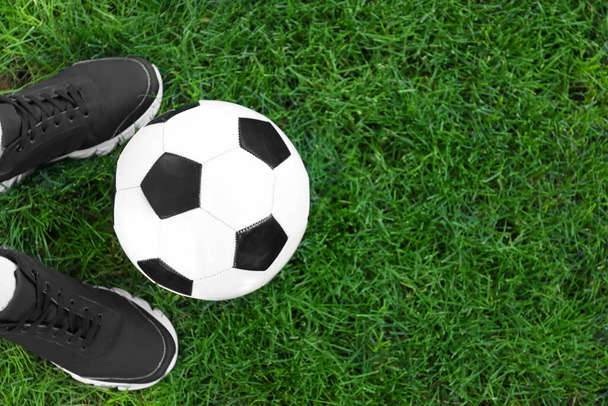 Piłkarz z piłką nożną na zielonej trawie na zewnątrz - Zdjęcie, obraz