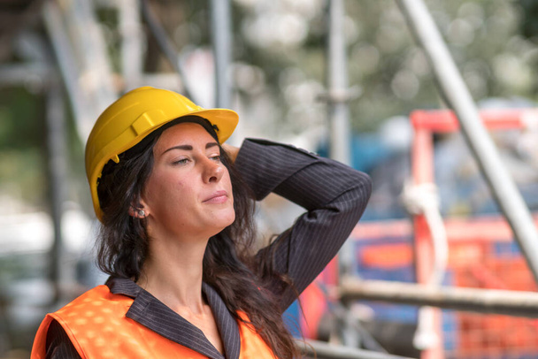 Portret pracownika budowlanego trzymającego i mocującego kask bezpieczeństwa - Zdjęcie, obraz