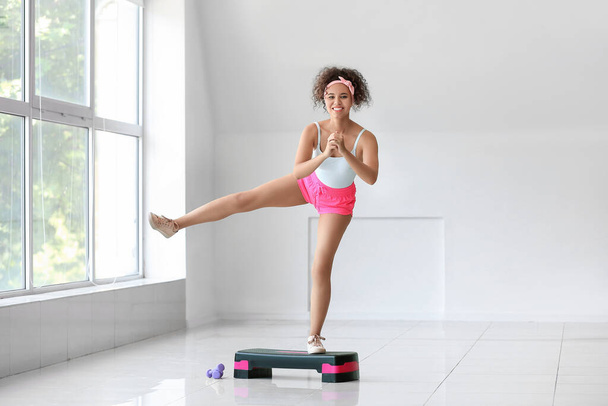 Jeune femme faisant de l'aérobic en salle de gym - Photo, image