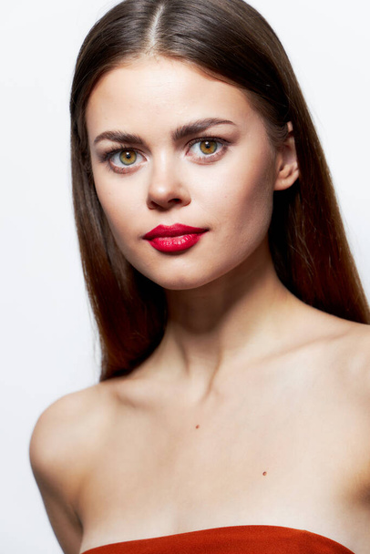 Morena hombros desnudos aspecto atractivo labios rojos piel limpia tratamientos de spa  - Foto, Imagen
